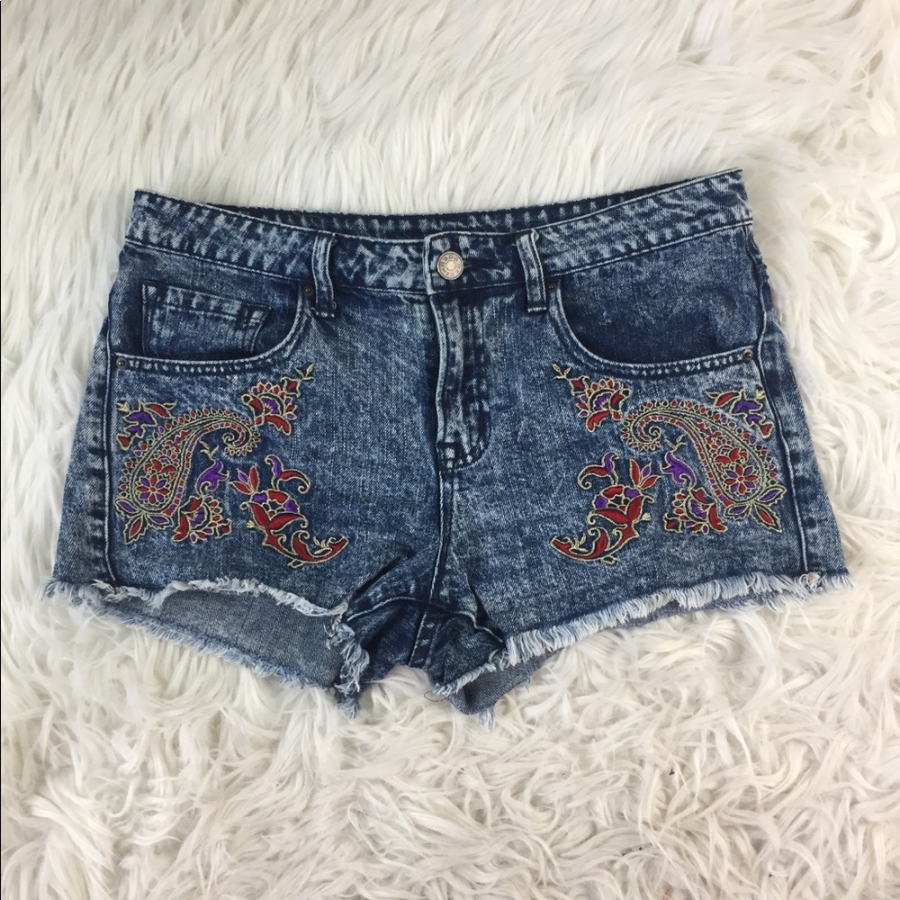 Bdg embroidered frayed hem shorts